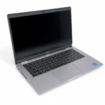 Laptop Dell perak dalam posisi terbuka dengan layar hitam